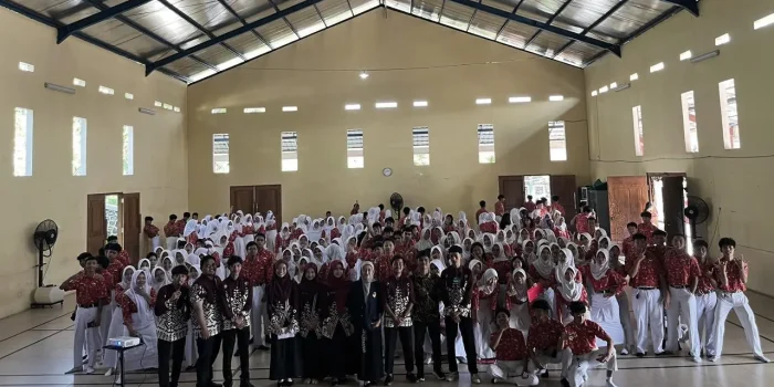 Wujudkan Sekolah Siaga, 11 Mahasiswa Magang UPGRIS Gelar Sosialisasi dan Simulasi Mitigasi Gempa di SMAN 13 Semarang