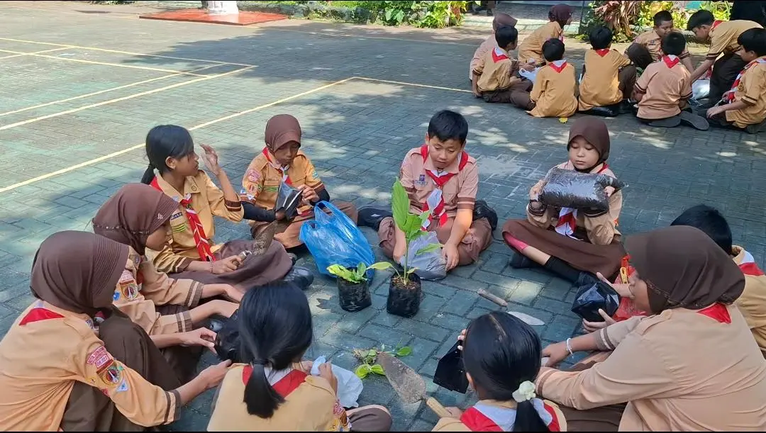 Lawan Krisis Lingkungan, Mahasiswa Magang UPGRIS Ajak Siswa SDN Pekunden Tanam TOGA hingga Aksi Hemat Energi