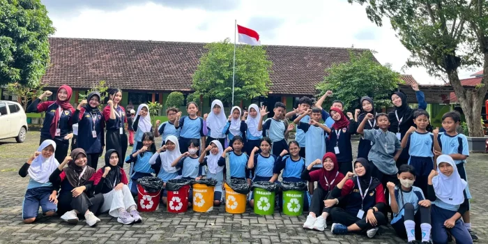 Kreatif! Mahasiswa Magang UPGRIS Edukasi Siswa SDN Lamper Tengah 02 Semarang soal Pilah Sampah lewat Aksi Nyata Kreatif! Mahasiswa Magang UPGRIS Edukasi Siswa SDN Lamper Tengah 02 Semarang soal Pilah Sampah lewat Aksi Nyata