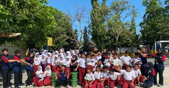 Lawan Perubahan Iklim, Mahasiswa Magang Kependidikan UPGRIS dan Siswa SDN Tlogosari Wetan 01 Ubah Sampah Jadi Kompos Lawan Perubahan Iklim, Mahasiswa Magang Kependidikan UPGRIS dan Siswa SDN Tlogosari Wetan 01 Ubah Sampah Jadi Kompos