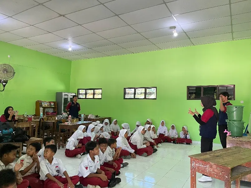 Lawan Perubahan Iklim, Mahasiswa Magang Kependidikan UPGRIS dan Siswa SDN Tlogosari Wetan 01 Ubah Sampah Jadi Kompos