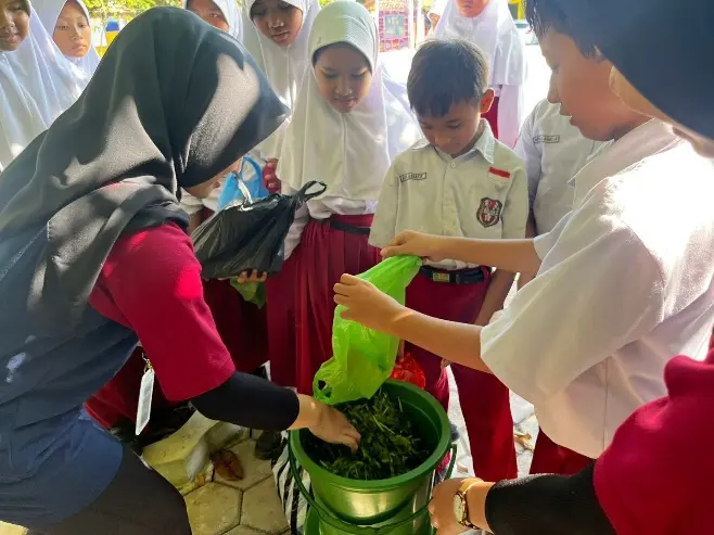 Lawan Perubahan Iklim, Mahasiswa Magang Kependidikan UPGRIS dan Siswa SDN Tlogosari Wetan 01 Ubah Sampah Jadi Kompos