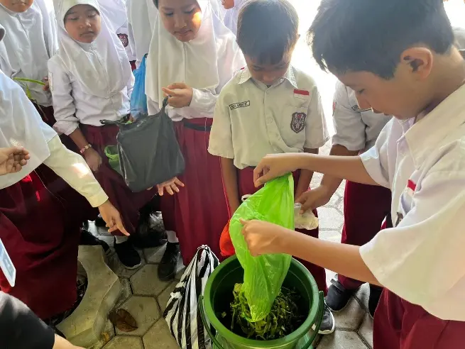 Lawan Perubahan Iklim, Mahasiswa Magang Kependidikan UPGRIS dan Siswa SDN Tlogosari Wetan 01 Ubah Sampah Jadi Kompos