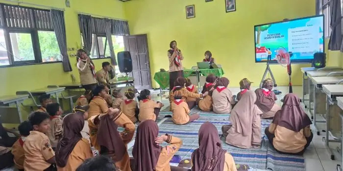 Bekali Siswa Tanggap Bencana, Mahasiswa UPGRIS Gelar Sosialisasi Mitigasi Banjir di SDN Gayamsari 01 Semarang Bekali Siswa Tanggap Bencana, Mahasiswa UPGRIS Gelar Sosialisasi Mitigasi Banjir di SDN Gayamsari 01 Semarang