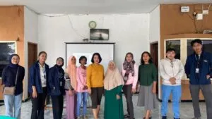 Mahasiswa KKN Universitas Semarang Dampingi Pelaku UMKM Kelurahan Purwoyoso dalam Pembuatan Nomor Induk Berusaha