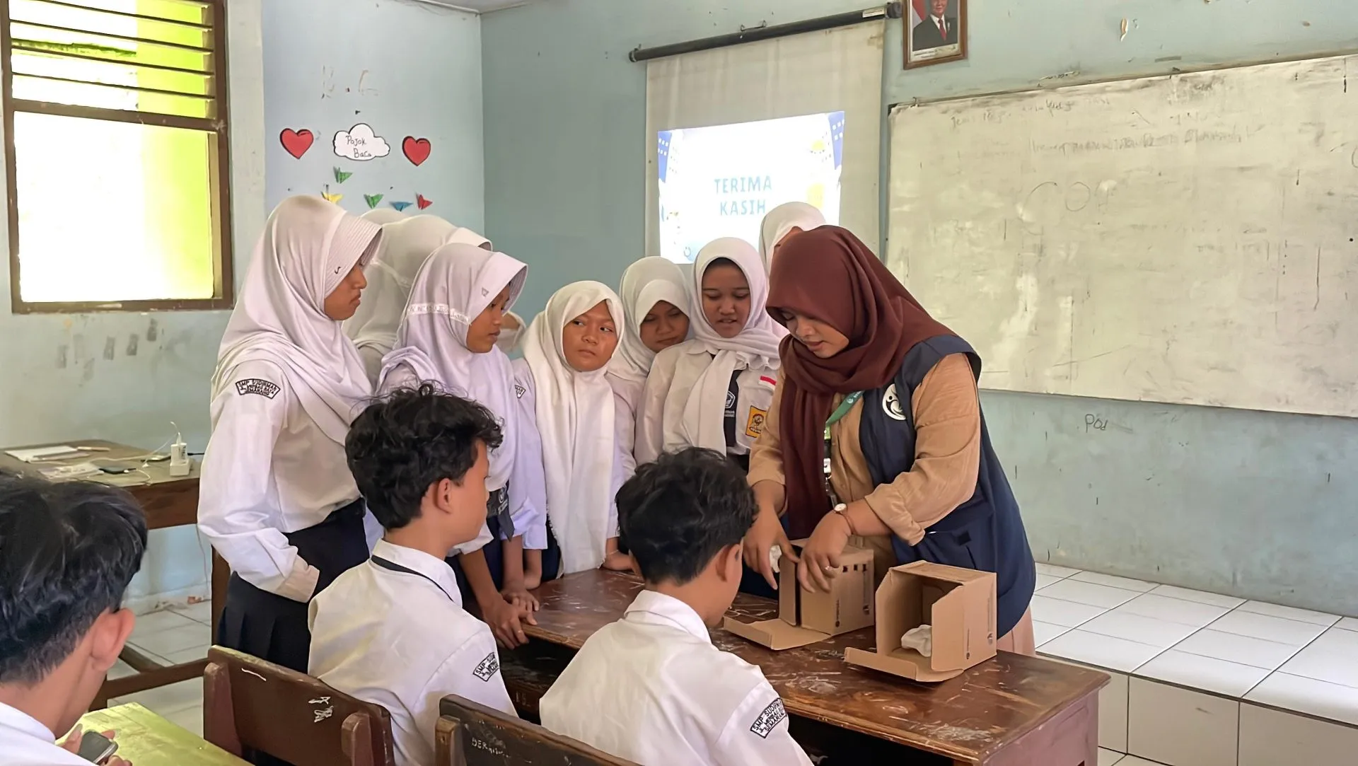 Mahasiswa Teknik Sipil UNDIP Edukasi Siswa SMP Sudirman Semarang tentang Rumah Sehat melalui Pengenalan Material Atap dan Simulasi Ventilasi