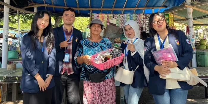 Perkuat Kepedulian Sosial, Mahasiswa FEB Universitas PGRI Semarang Berpartisipasi dalam International Community Service (ICS) di Bali A group of people standing under a canopy Description automatically generated