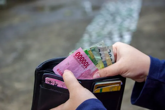 Dampak Ganda Kenaikan BI-Rate dan Depresiasi Rupiah terhadap Pertumbahan Kredit