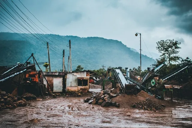  <span class="title-text">Banjir dan Longsor di Sumatra 2025: Faktor, Dampak, Penyebab, dan Upaya Mitigasi</span>