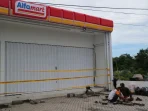 Satpol PP Segel Puluhan Ritel Modern di Lombok Tengah yang Langgar Aturan Zonasi