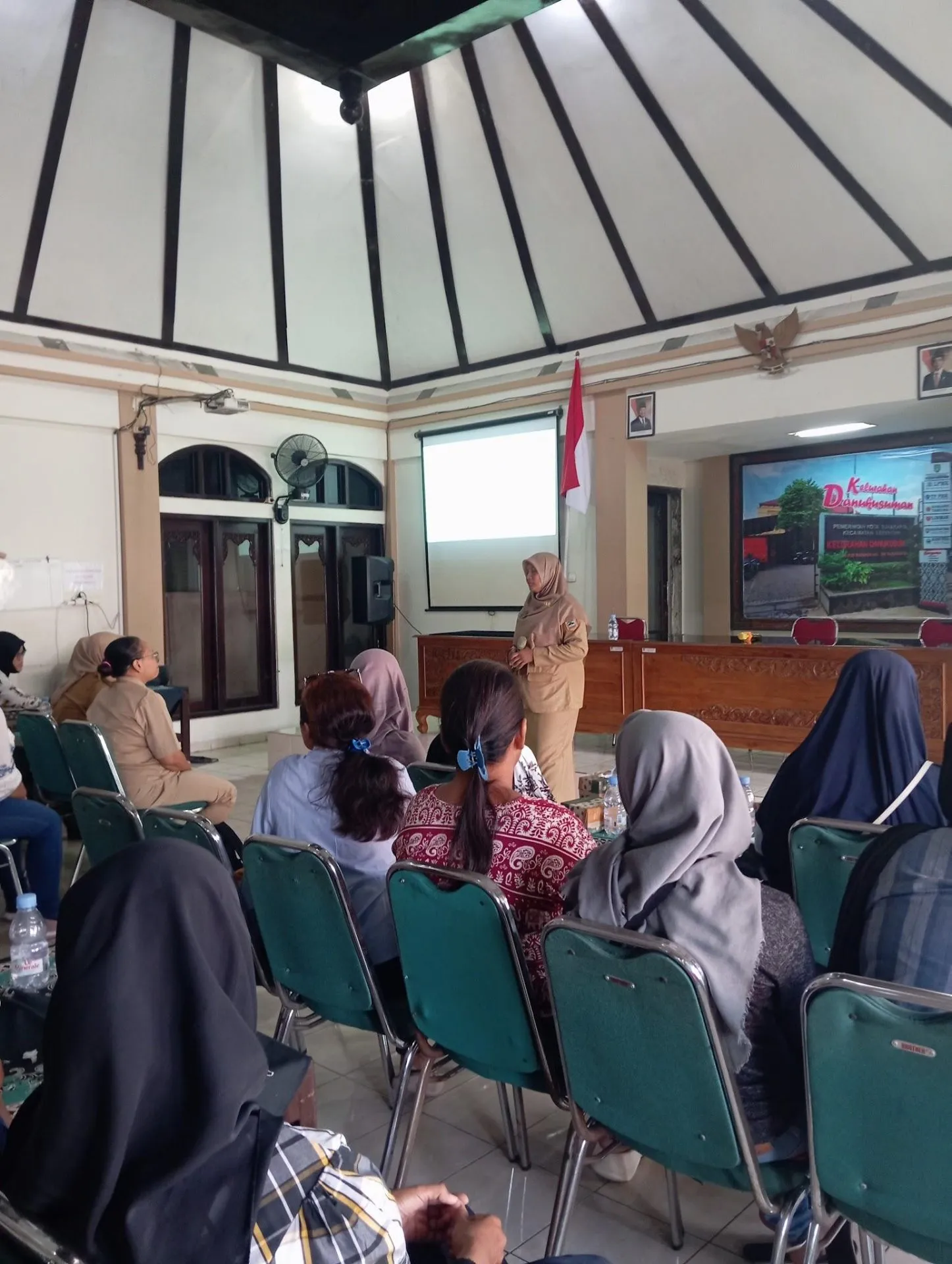 Mahasiswa PLB UNS Gelar Seminar Parenting tentang Regulasi Emosi dalam Pencegahan Bullying pada Anak Disabilitas Mahasiswa PLB UNS Gelar Seminar Parenting tentang Regulasi Emosi dalam Pencegahan Bullying pada Anak Disabilitas