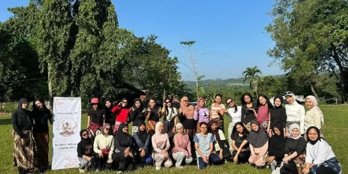 Komunitas Svarna Arkala USM Semarang Gelorakan “Lifestyle Berbudaya” Lewat Yoga Berkain & Mozaik Batik Komunitas Svarna Arkala USM Semarang Gelorakan “Lifestyle Berbudaya” Lewat Yoga Berkain & Mozaik Batik