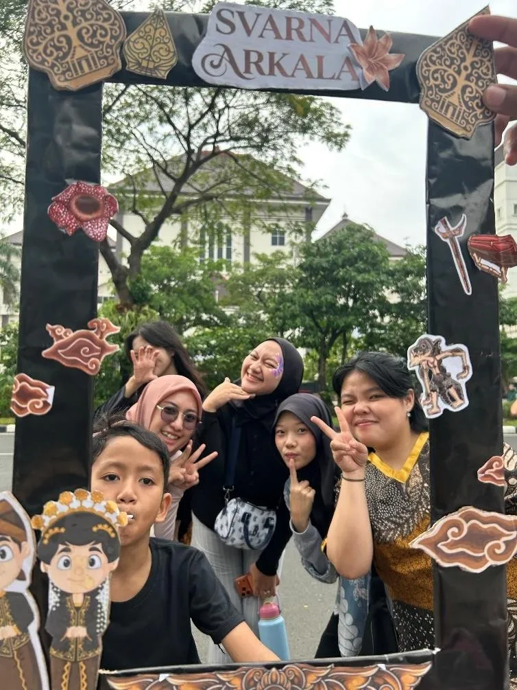 Komunitas Svarna Arkala USM Semarang Gelorakan “Lifestyle Berbudaya” Lewat Yoga Berkain & Mozaik Batik Komunitas Svarna Arkala USM Semarang Gelorakan “Lifestyle Berbudaya” Lewat Yoga Berkain & Mozaik Batik