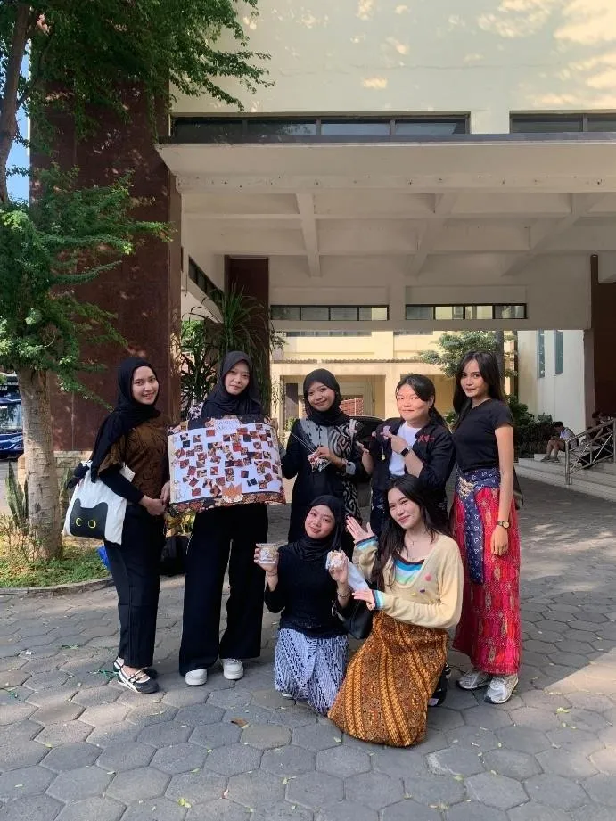 Komunitas Svarna Arkala USM Semarang Gelorakan “Lifestyle Berbudaya” Lewat Yoga Berkain & Mozaik Batik Komunitas Svarna Arkala USM Semarang Gelorakan “Lifestyle Berbudaya” Lewat Yoga Berkain & Mozaik Batik