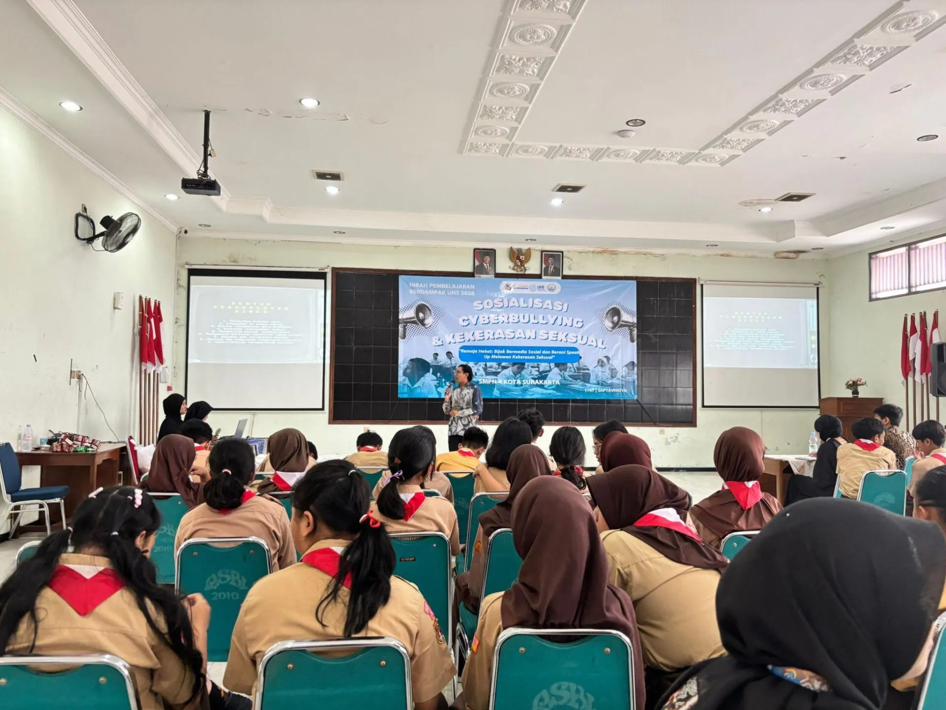 Bijak di Dunia Maya, Berani Bersuara: Tim Hibah Pembelajaran Berdampak ID 1707 Saptavhidya UNS Gelar Sosialisasi Cyberbullying dan Kekerasan Seksual di SMP Negeri 4 Surakarta