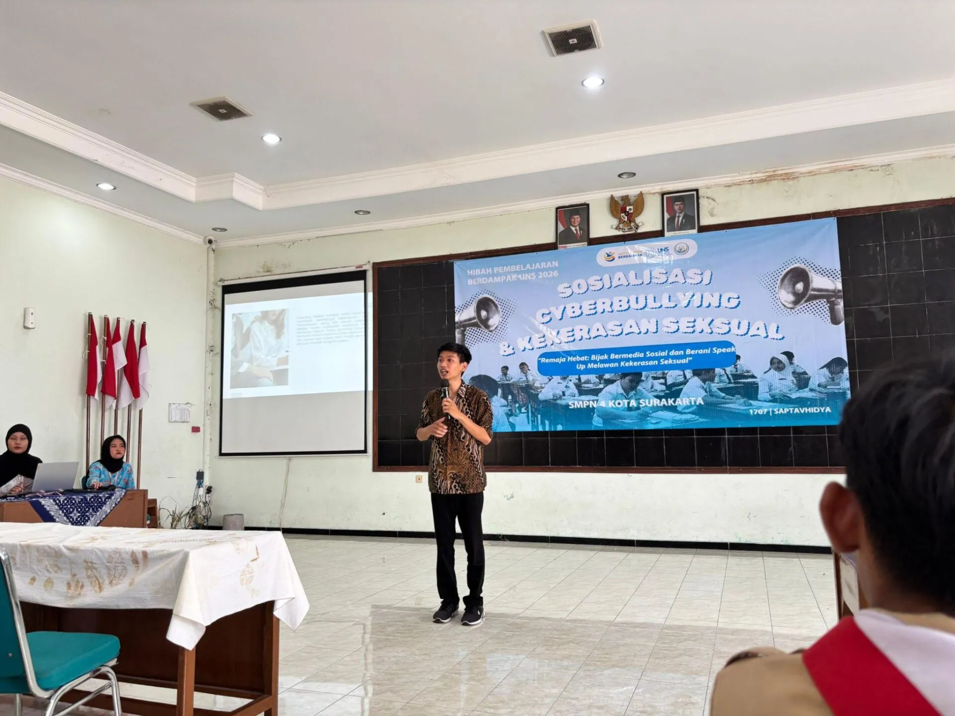 Bijak di Dunia Maya, Berani Bersuara: Tim Hibah Pembelajaran Berdampak ID 1707 Saptavhidya UNS Gelar Sosialisasi Cyberbullying dan Kekerasan Seksual di SMP Negeri 4 Surakarta