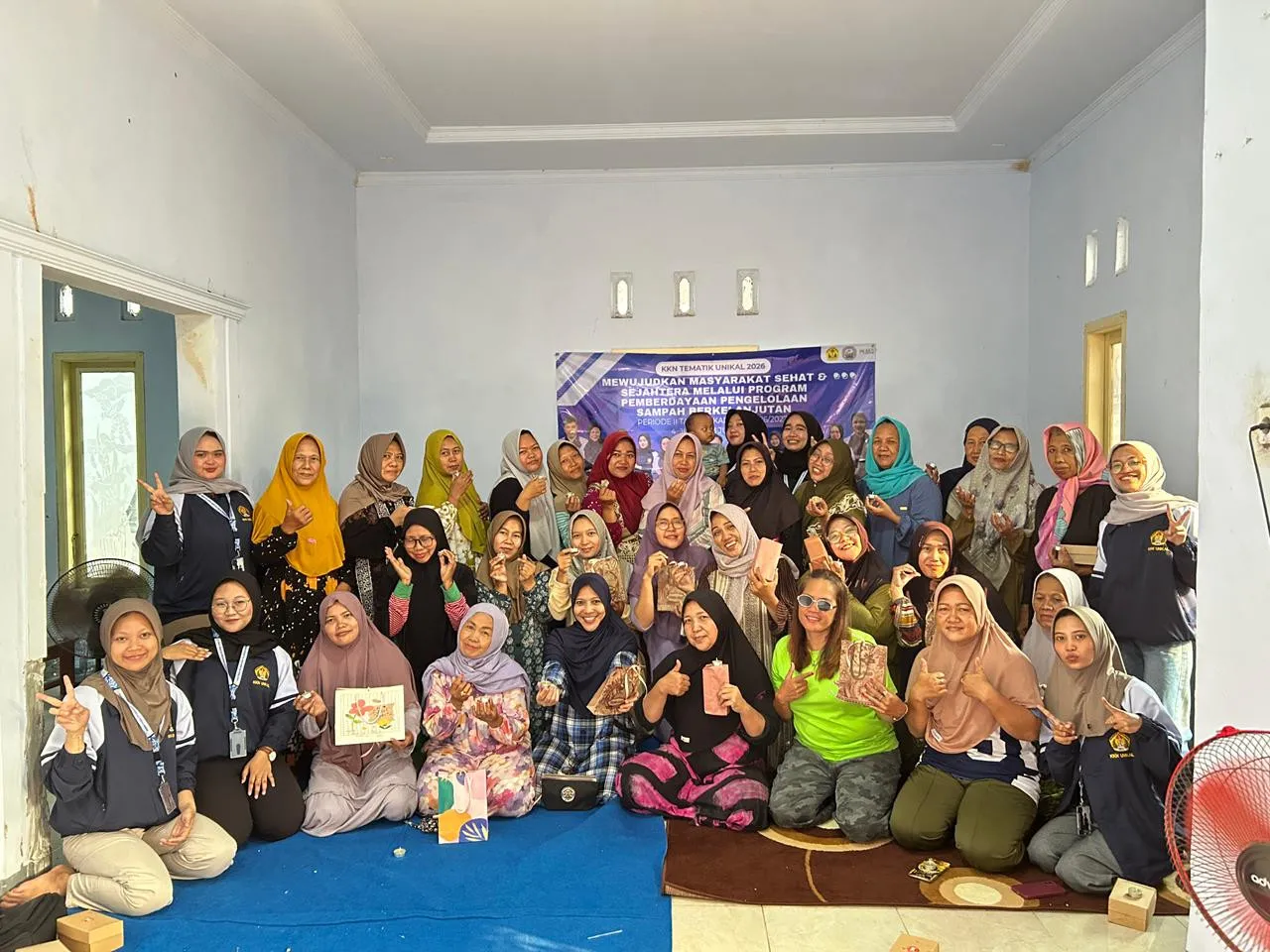 Mahasiswa KKN UNIKAL Gelar Sosialisasi Pembuatan Lilin Aromaterapy Bersama Ibu-ibu Dukuh Kwanguan Desa Pakisputih