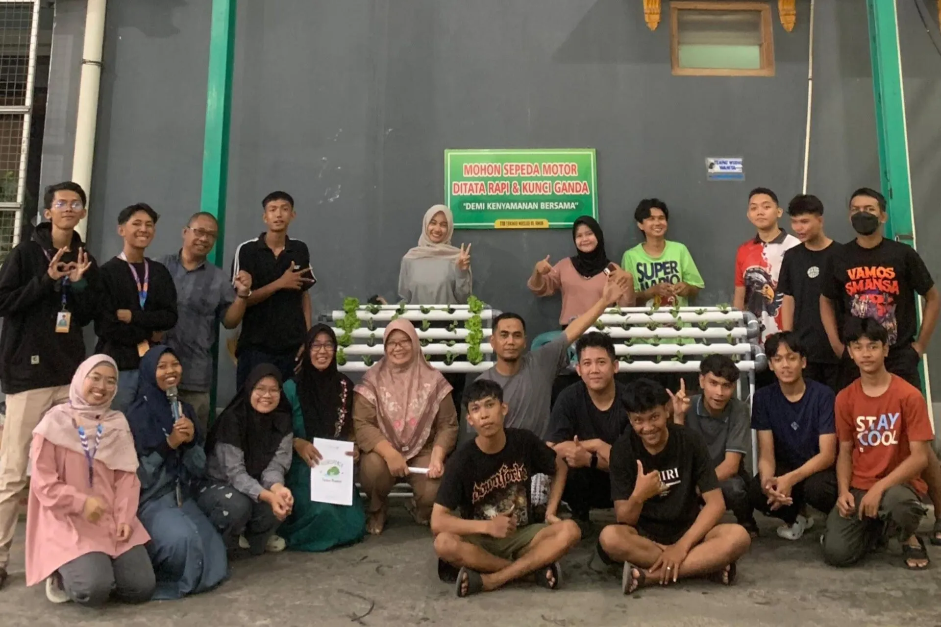 Mahasiswa Magang Hibah UNS Bantu Implementasi Pojok Hidroponik dalam Mendukung Ketahanan Pangan di Desa Denokan Sukoharjo