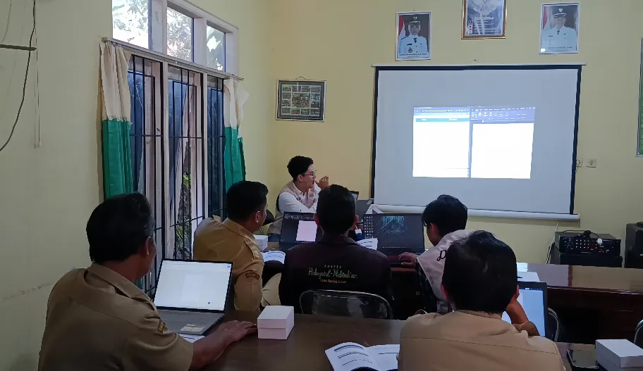 Wujudkan Desa BRILiaN, Mahasiswa KKN-T Undip Gandeng BRI Latih Perangkat Desa Getas Berkomputer Wujudkan Desa BRILiaN, Mahasiswa KKN-T Undip Gandeng BRI Latih Perangkat Desa Getas Berkomputer