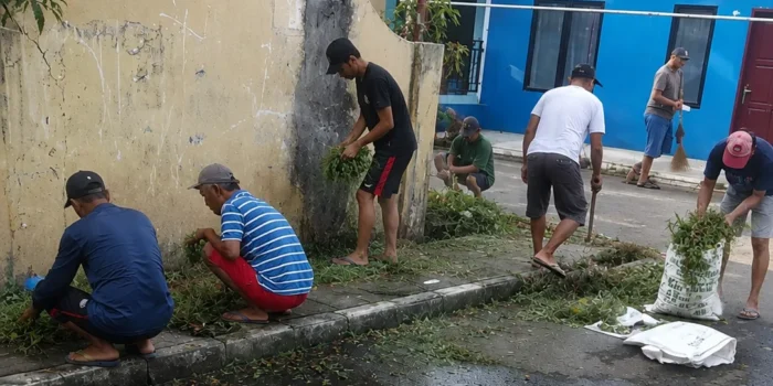 Warga RT 08 Gelar Kerja Bakti untuk Menjaga Kebersihan dan Mempererat Kebersaman