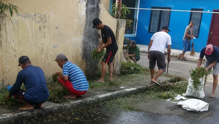 Warga RT 08 Gelar Kerja Bakti untuk Menjaga Kebersihan dan Mempererat Kebersaman