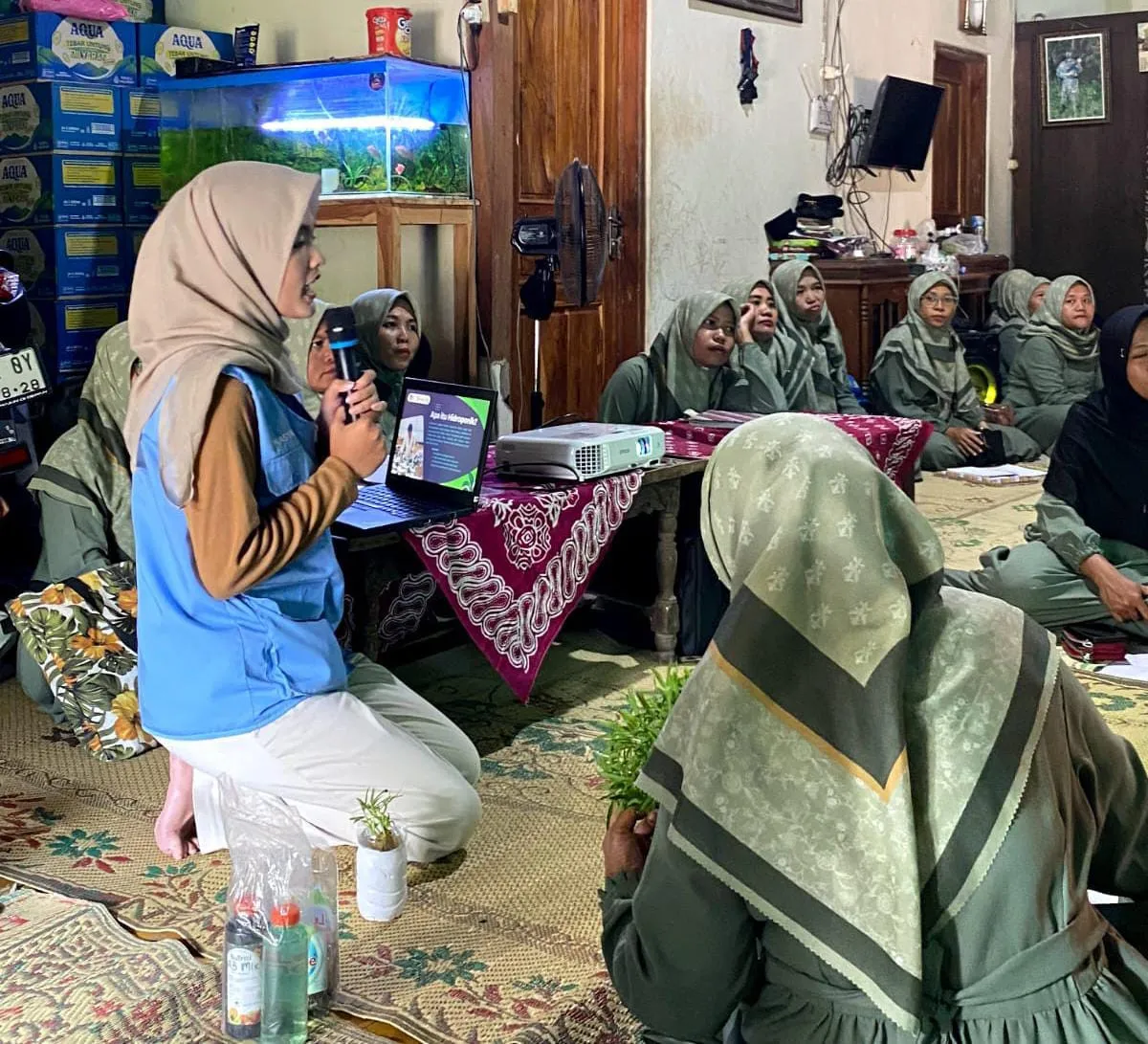 Mahasiswa KKN UNS Desa Kalimacan Gelar Sosialisasi Hidroponik Ramah Lingkungan, Kenalkan Alternatif Media Tanam dari Barang Bekas