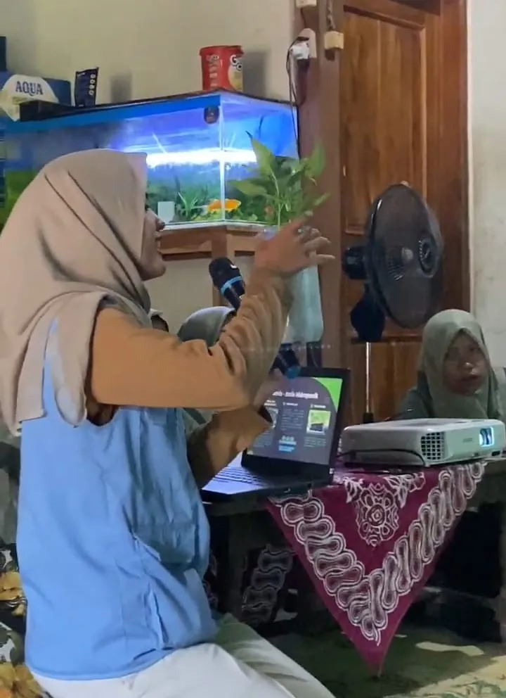 Mahasiswa KKN UNS Desa Kalimacan Gelar Sosialisasi Hidroponik Ramah Lingkungan, Kenalkan Alternatif Media Tanam dari Barang Bekas