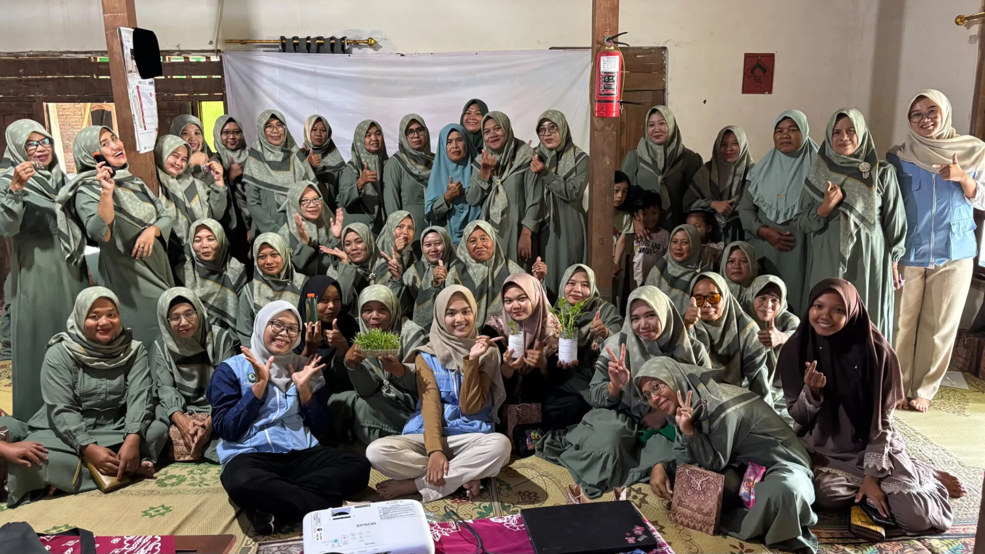 Mahasiswa KKN UNS Desa Kalimacan Gelar Sosialisasi Hidroponik Ramah Lingkungan, Kenalkan Alternatif Media Tanam dari Barang Bekas