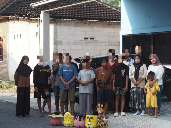 Pemberdayaan Keluarga dan Masyarakat dalam Mengurangi Sampah Plastik Melalui Pemanfaatan Galon Bekas Menjadi Tempat Serbaguna