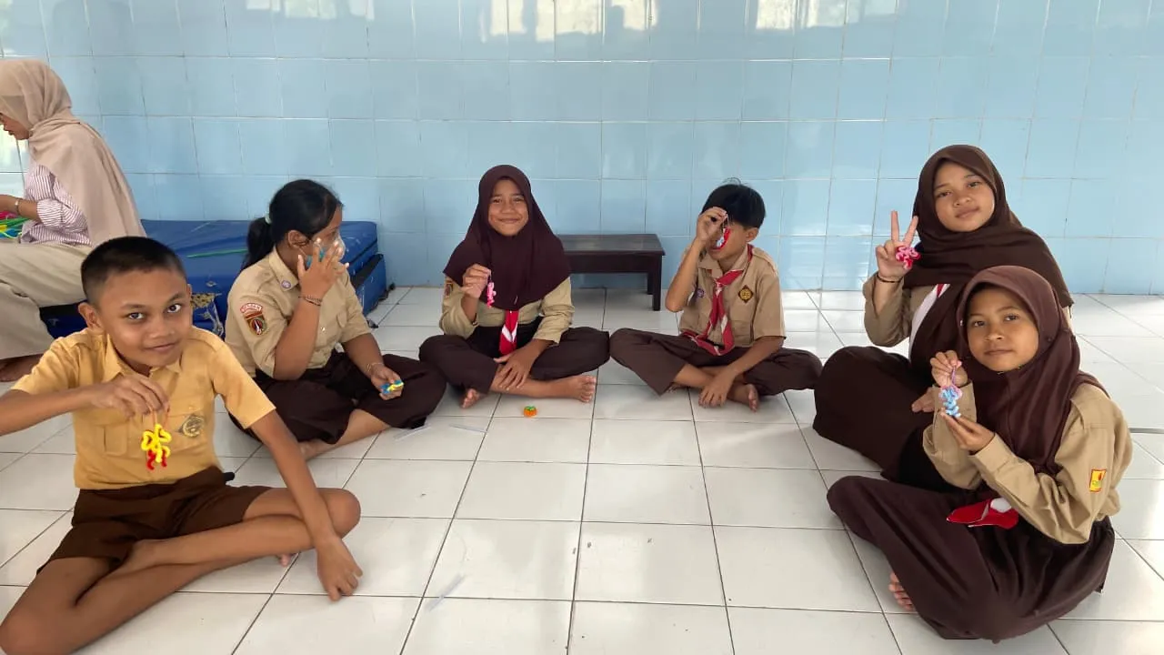 Pemberdayaan Kreativitas Anak Melalui Pembuatan Gantungan Kunci dari Kawat Bulu sebagai Upaya Mengurangi Intensitas Penggunaan Gawai di SDN 2 Sragen