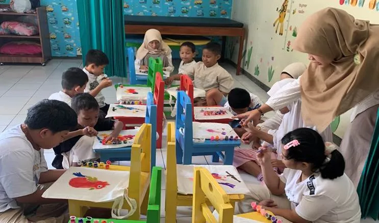 Hadirkan Fun Learning dan Melukis Tote Bag, Aksi Kreatif Mahasiswa PLB UNS Bersama Peserta Didik PKBM Mutiara Al-Islam