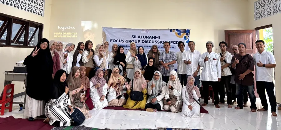 Tim Mahasiswa HIBAH JARPAK PLB FKIP UNS Lakukan Penguatan Orang Tua Anak Autis melalui Focus Group Discussion (FGD) di PKBM Mutiara Al-Islam Surakarta