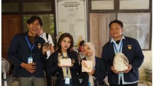 Kelompok SICS Bali 2026 Eksplorasi Potensi Ekonomi Kreatif di King Saguna Jaya Melalui Kerajinan Berbahan Limbah Kerang